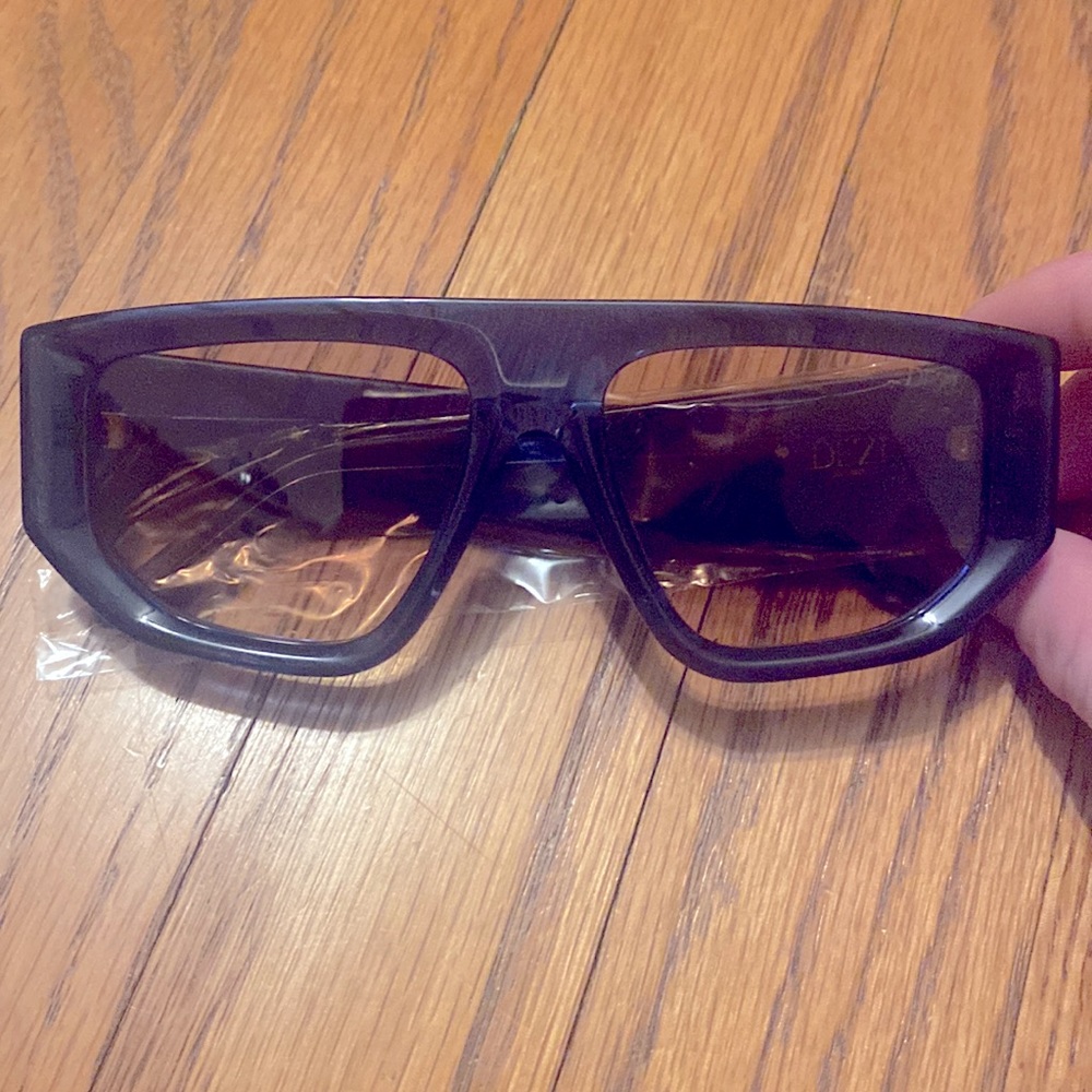 Dezi backtrack sunglasses! Beautiful! 🤩